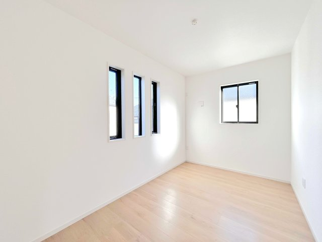 草加市両新田西町　新築分譲住宅　全３邸の洋室|【居室】どのお部屋も明るくポカポカ暖かい光が入ってきます♪　※写真は施工例です