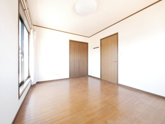 【洋室】 | 笛吹市石和町広瀬　平成7年築中古戸建 敷地101坪 | 2階北側7.2帖洋室　クローゼットあり