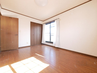 【洋室】 | 笛吹市石和町広瀬　平成7年築中古戸建 敷地101坪 | 2階南側7.2帖洋室　バルコニーへのアクセス可能