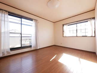 【洋室】 | 笛吹市石和町広瀬　平成7年築中古戸建 敷地101坪 | 2階南側7.2帖洋室　二面採光で明るいお部屋です。