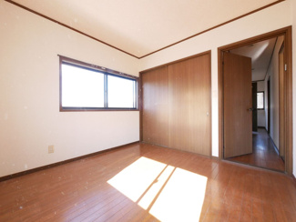 【洋室】 | 笛吹市石和町広瀬　平成7年築中古戸建 敷地101坪 | 2階　5.4帖洋室　収納アリ