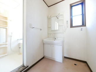 【洗面所】 | 笛吹市石和町広瀬　平成7年築中古戸建 敷地101坪 | 洗面室