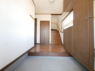 【玄関】 | 笛吹市石和町広瀬　平成7年築中古戸建 敷地101坪 | 広々とした玄関　大きな窓付き