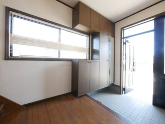 【玄関】 | 笛吹市石和町広瀬　平成7年築中古戸建 敷地101坪 | 大きな窓でとても明るい玄関