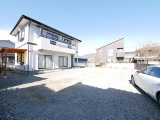 【外観】 | 笛吹市石和町広瀬　平成7年築中古戸建 敷地101坪　カースペース6台以上　広々敷地