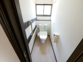 【トイレ】 | 笛吹市石和町広瀬　平成7年築中古戸建 敷地101坪 | 1階トイレ　ウォシュレット付き