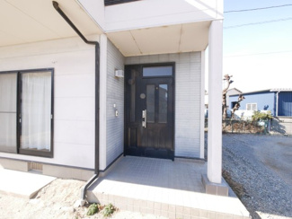 【玄関】 | 笛吹市石和町広瀬　平成7年築中古戸建 敷地101坪 | ポーチ付きの玄関