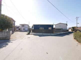 【前面道路含む現地写真】 | 笛吹市石和町広瀬　平成7年築中古戸建 敷地101坪 | 接面道路