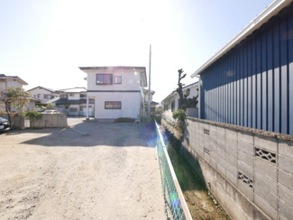 【その他】 | 笛吹市石和町広瀬　平成7年築中古戸建 敷地101坪 | 私道から建物を望む