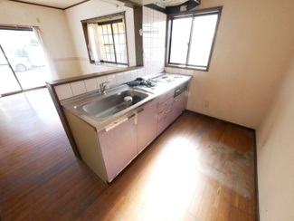 【キッチン】 | 笛吹市石和町広瀬　平成7年築中古戸建 敷地101坪 | 窓付きで明るく、換気もバッチリ