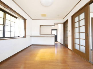 【居間・リビング】 | 笛吹市石和町広瀬　平成7年築中古戸建 敷地101坪 | リビングには出窓あり　日当たりの良いリビングです。