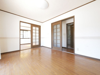 【洋室】 | 笛吹市石和町広瀬　平成7年築中古戸建 敷地101坪 | 1階7.2帖洋室