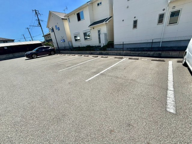 セジュール町坪の駐車場