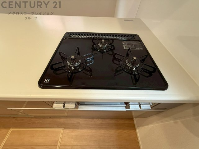 多数の調理器具を同時に使用でき、料理の効率化が可能。省エネで節約になり、様々な料理スタイルに適応できます。また、火力調整が独立しており、手入れや掃除もしやすく、今よりもっとお料理が楽しくなるかも。