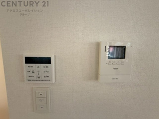 訪問者が来たときにテレビ画面で確認できるため、安心してドアを開けられます。録画機能があるものもあり、留守中に来訪者を記録しておくことができます。利便性が高く、セキュリティ面でも安心です。