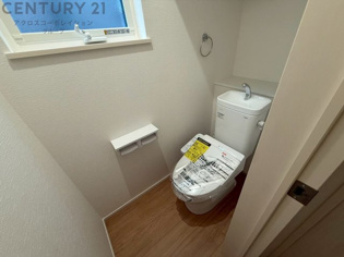 温水洗浄便座付トイレは温水洗浄機能により、暖かい水でおしりを洗浄することができ、冷たい水を使う従来の便座に比べ、温水洗浄機能で暖かいトイレを提供し、快適な使用を可能にします。