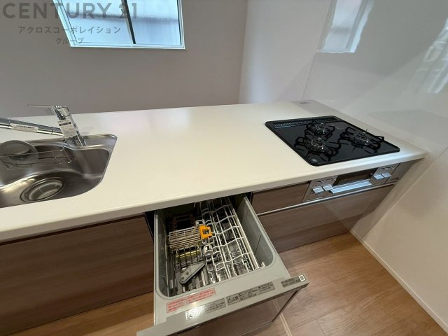 食器洗浄乾燥機は手洗いに比べて時間や労力を節約できます。また、高温のお湯で洗浄されるため、雑菌や細菌を殺菌する効果もあります。さらに、乾燥機能があるため、手で拭く手間も省け衛生的に保管できます。