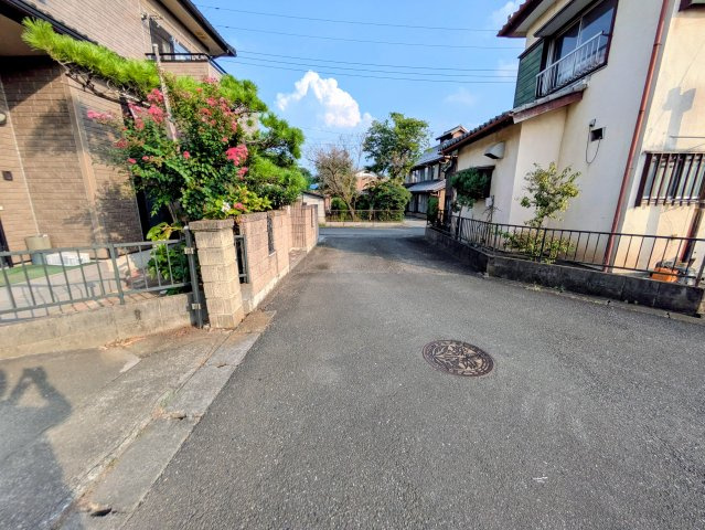 大里郡寄居町今市　中古戸建の前面道路含む現地写真
