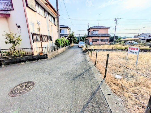 大里郡寄居町今市　中古戸建の前面道路含む現地写真