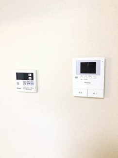 【設備】 | ECRARGE C | 左：給湯器（追焚機能付）
右：モニタ付インターホン
