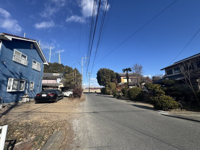 -三丁目不動産-熊谷市久保島の前面道路含む現地写真