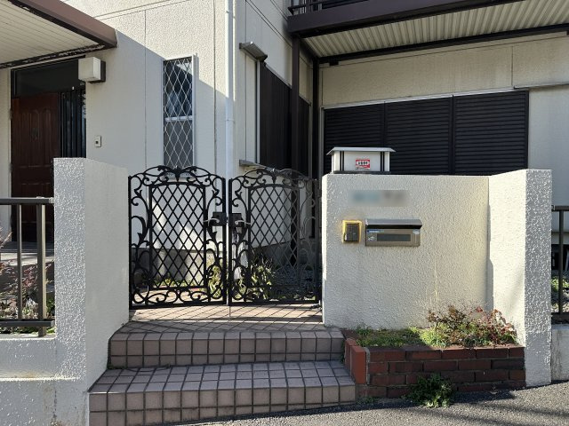 明石市北朝霧丘2丁目戸建の玄関