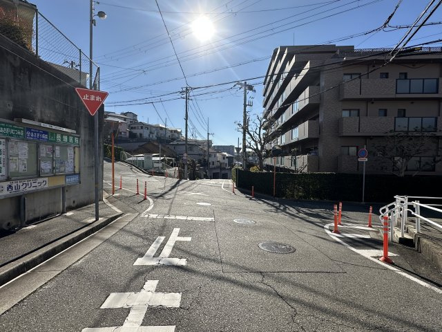 明石市北朝霧丘2丁目戸建の前面道路含む現地写真