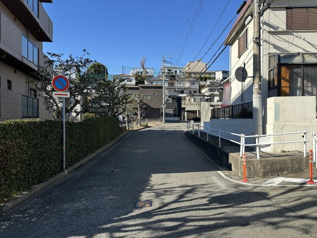 明石市北朝霧丘2丁目戸建の前面道路含む現地写真