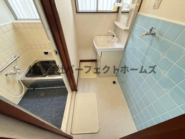 清水町戸建　賃貸の洗面所|明るい洗面所です