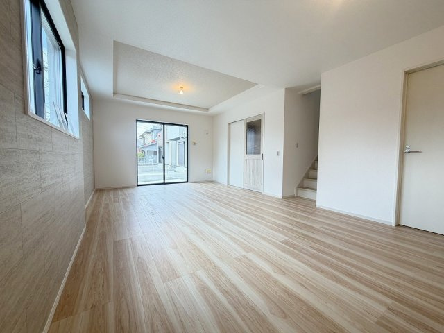 三郷市戸ケ崎1丁目　新築戸建　全4棟　2号棟の居間・リビング|コミュニケーションの取れるリビングイン階段