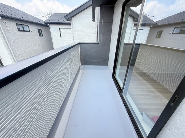 三郷市戸ケ崎1丁目　新築戸建　全4棟　2号棟のバルコニー|南西向きバルコニーにて陽当り良好