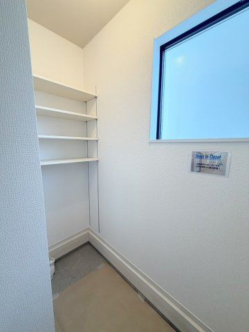 三郷市戸ケ崎1丁目　新築戸建　全4棟　2号棟の玄関|ベビーカーやアウトドア用品の収納にも便利な土間収納
