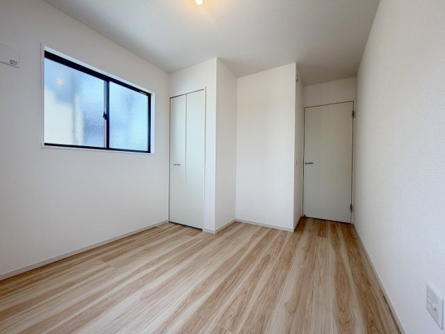 三郷市戸ケ崎1丁目　新築戸建　全4棟　2号棟の洋室|クローゼット付きの洋室5.3帖・子供部屋としていかがでしょう