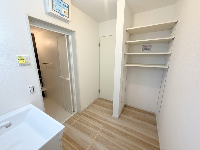三郷市戸ケ崎1丁目　新築戸建　全4棟　2号棟のランドリースペース|タオルや洗剤のストック置きにも便利な可動棚付きの洗面脱衣所