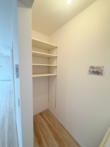三郷市戸ケ崎1丁目　新築戸建　全4棟　2号棟の収納|食品や日用品をストックできる便利なパントリー付き