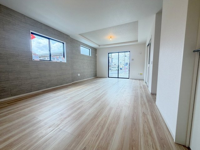三郷市戸ケ崎1丁目　新築戸建　全4棟　2号棟の居間・リビング|南西向きの明るく開放的なリビングです