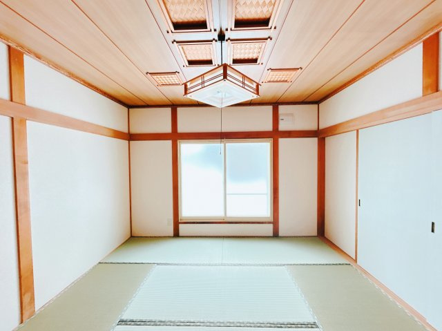 【和室】 | 北見市中ノ島町３丁目１３番７号　中古売家 | 【リフォーム後】1階和室写真です。こちらは畳の表替えを行い、壁クロスの貼替をしました。照明器具も交換致しました。