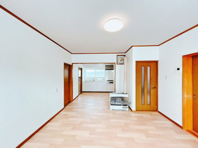 【キッチン】 | 北見市中ノ島町３丁目１３番７号　中古売家 | 【リフォーム後】リビングから見た別アングルの台所写真です。リビングと離れておりますので棚の設置や冷蔵庫などを置くスペースもありそうですね。