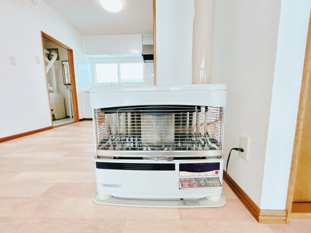 【冷暖房・空調設備】 | 北見市中ノ島町３丁目１３番７号　中古売家 | 【リフォーム後】灯油ストーブです。こちらは現状のまま、設備点検をしました。