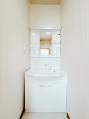 【独立洗面台】 | 北見市中ノ島町３丁目１３番７号　中古売家 | 【リフォーム後】こちらは今回設置する洗面化粧台になります。シンクにシャワーもついており、掃除も楽ですし、朝時間が無い際には、朝シャンすることも出来ますよ。