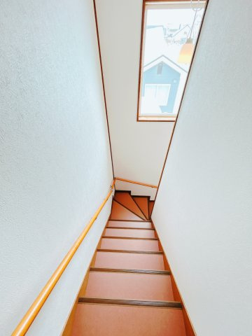 【その他共用部分】 | 北見市中ノ島町３丁目１３番７号　中古売家 | 【リフォーム後】2階ろうか写真です。壁はクロスを貼り、床はクッションフロアを上張りして仕上げました。