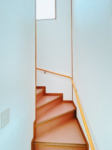 【その他共用部分】 | 北見市中ノ島町３丁目１３番７号　中古売家 | 【リフォーム後】階段はクロスを張り照明を交換し、手すりも新設しますので安心して上り下りできますね。
