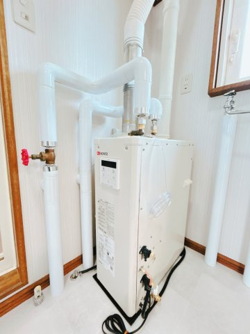 【発電・温水設備】 | 北見市中ノ島町３丁目１３番７号　中古売家 | 【リフォーム後】給湯器の写真です。消耗品と言われるボイラーは今回新品交換致しました。。交換に伴い追い焚き機能も付いてます。家族の入浴時間がバラバラでもいつでも温かいお湯につかることができますね。