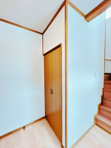 【収納】 | 北見市中ノ島町３丁目１３番７号　中古売家 | 【リフォーム後】階段下の廊下の収納になります。掃除用具などを収納しておけますよ。