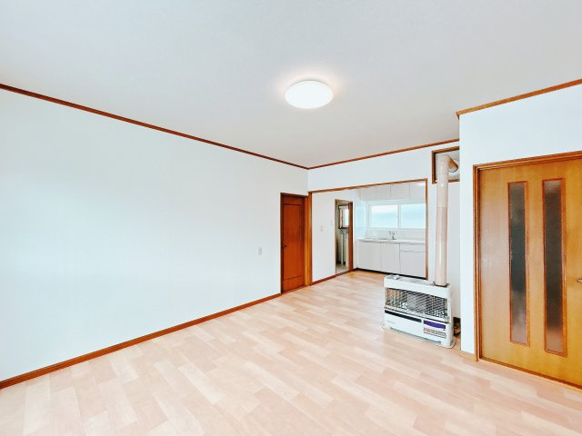 北見市中ノ島町３丁目１３番７号　中古売家の居間・リビング|【リフォーム後】リビング写真です。壁、天井クロスの貼替、床はクッションフロア上張りを行いました。照明器具も交換致しました。