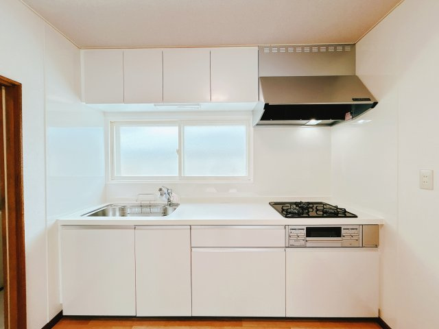 【キッチン】 | 北見市中ノ島町３丁目１３番７号　中古売家 | 【リフォーム後】キッチンは新品のLIXIL製のW2550サイズのシステムキッチンに交換しました。新しいキッチンで新生活も楽しめそうですね。