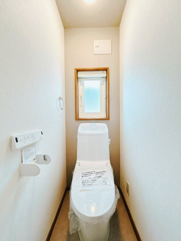【トイレ】 | 北見市中ノ島町３丁目１３番７号　中古売家 | 【リフォーム後】トイレはLIXIL製の新品交換致しました。便座も温度調整が出来るので、寒い冬でも安心して利用できます。直接肌に触れる部分なので、新品だと嬉しいですね。