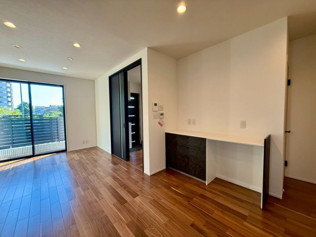 高知市一ツ橋町　新築一戸建ての居間・リビング|お子さまの宿題や在宅ワークなど、見守りながら作業できる距離感が魅力