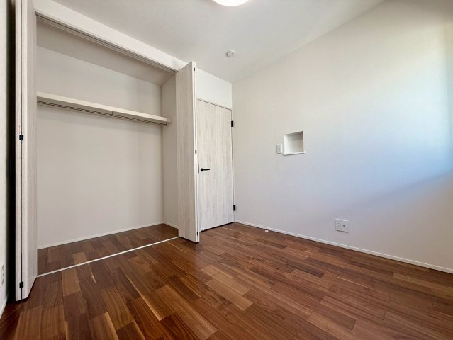 高知市一ツ橋町　新築一戸建ての洋室|小物を飾れるニッチ付き。写真や小さなグリーンを置くと、部屋がぐっとおしゃれに。