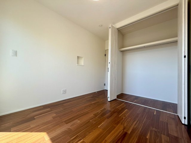 高知市一ツ橋町　新築一戸建ての洋室|全居室収納付きでスッキリ暮らせる設計。クローゼットには洋服や季節物をたっぷり収納できます。